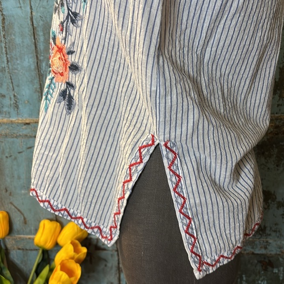 Johnny Was Hummingbird Embroidered Pinstriped Blue White Stripe Tunic Flowers XS - Picture 6 of 15